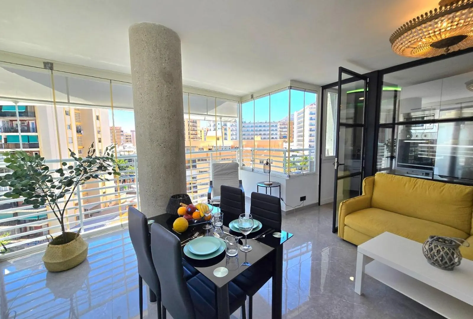 Crystal Elegance City Center Apartment With Seasonal Pool توريمولينوس