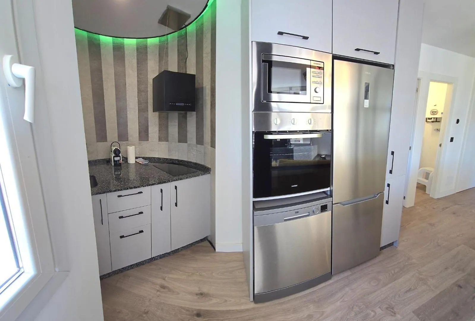Crystal Elegance City Center Apartment With Seasonal Pool توريمولينوس 0*,