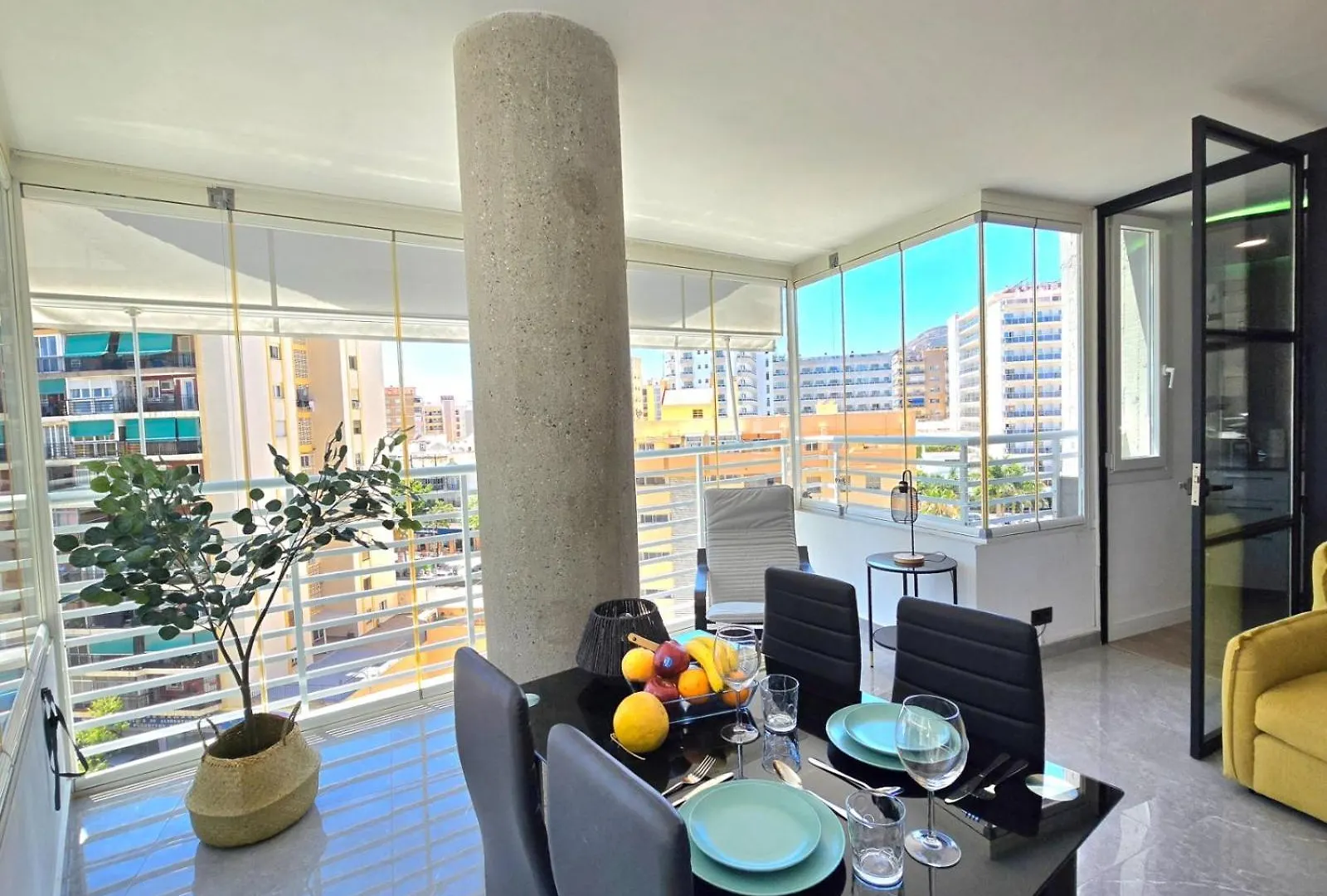 Crystal Elegance City Center Apartment With Seasonal Pool توريمولينوس إسبانيا