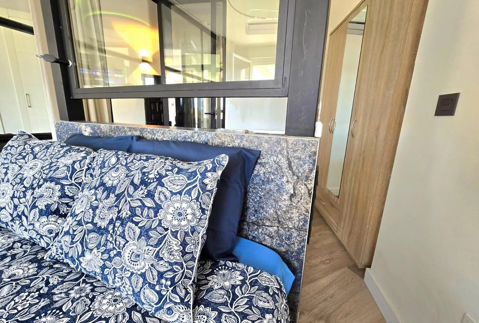 Crystal Elegance City Center Apartment With Seasonal Pool توريمولينوس
