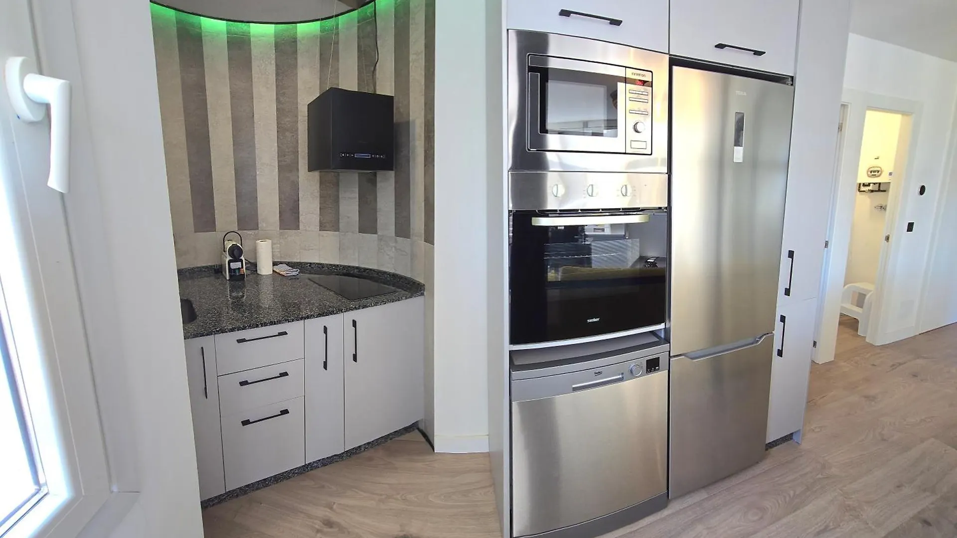 Crystal Elegance City Center Apartment With Seasonal Pool توريمولينوس