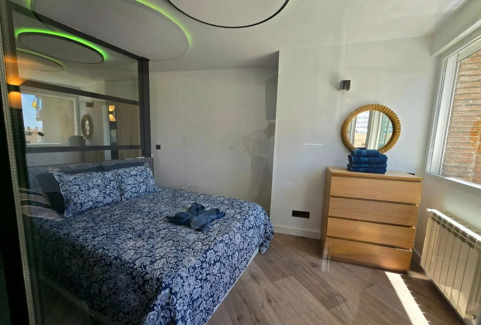Crystal Elegance City Center Apartment With Seasonal Pool توريمولينوس