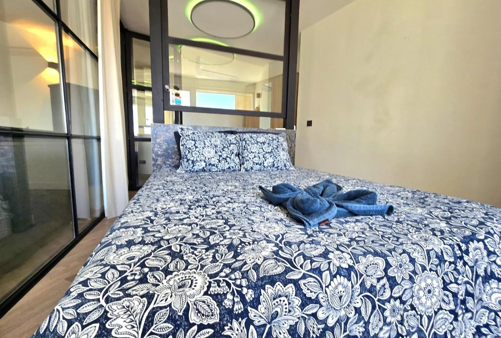 Crystal Elegance City Center Apartment With Seasonal Pool توريمولينوس
