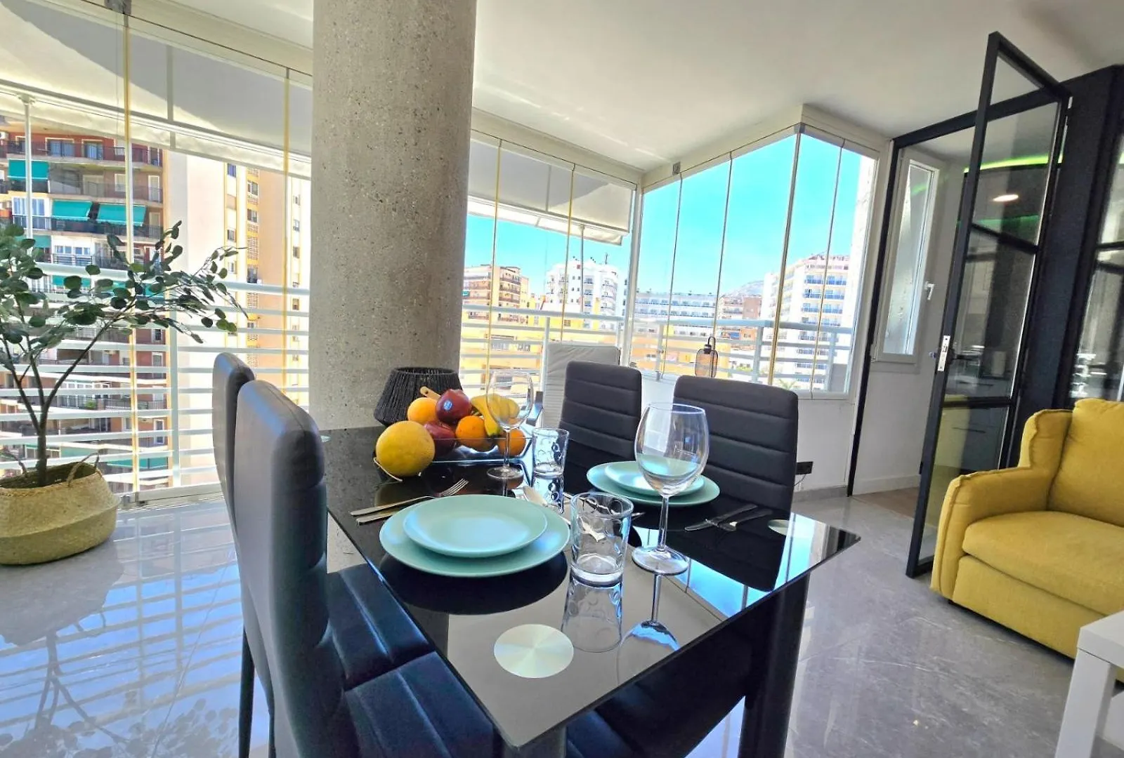 Crystal Elegance City Center Apartment With Seasonal Pool توريمولينوس إسبانيا