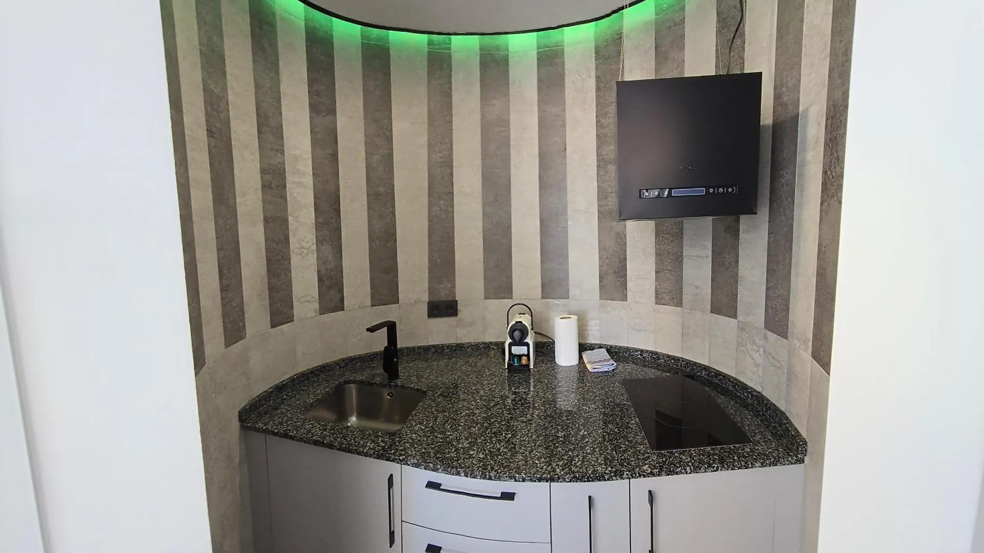 Crystal Elegance City Center Apartment With Seasonal Pool توريمولينوس